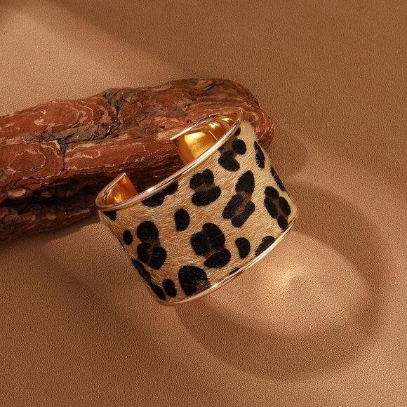 Luxury Leopard Print Cuff Bracelet - Gold Adjustable Bangle for Every Occasion - Picture 2 of 3